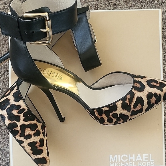 Michael Kors Brinkley Ankle Strap - Picture 3 of 8